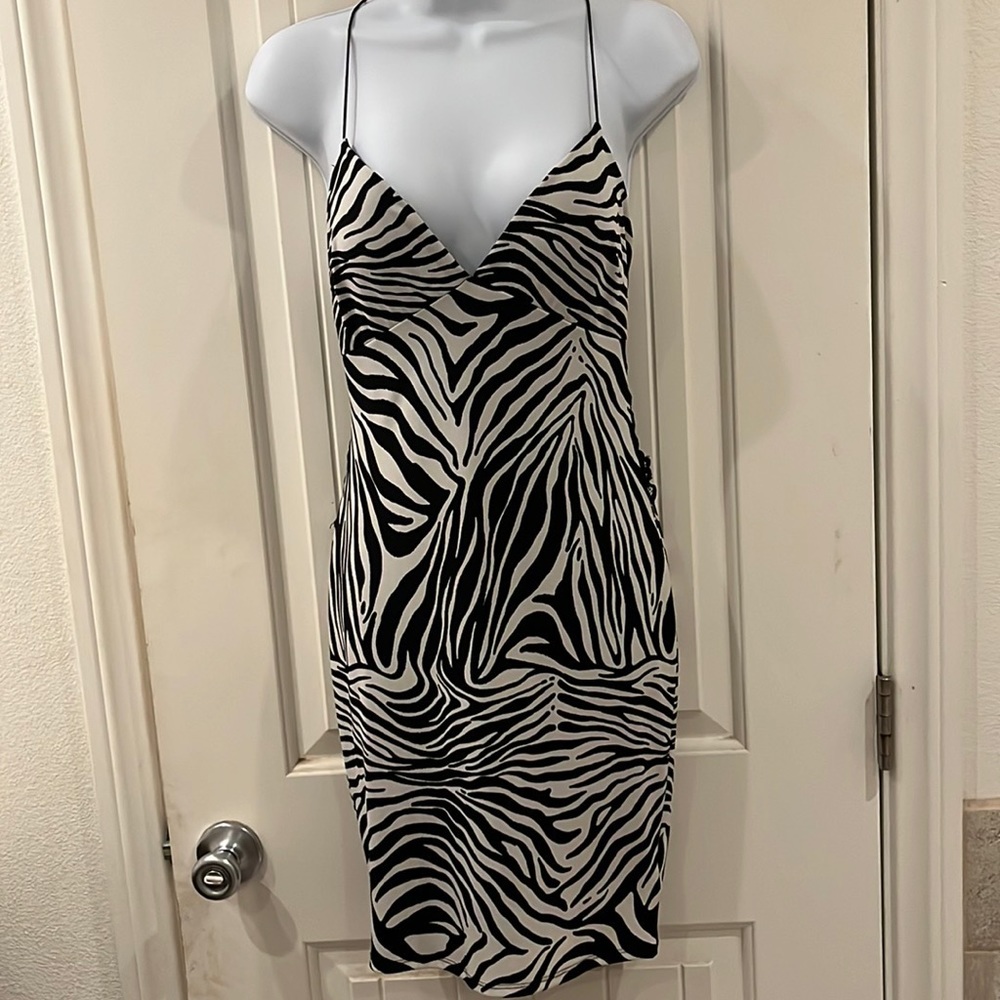 🦓👻EUC-Zebra dress (M) wear it for Halloween 👻 lace back